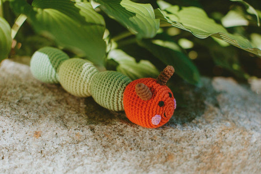 Gehäkelte Babyrassel Raupe - grün