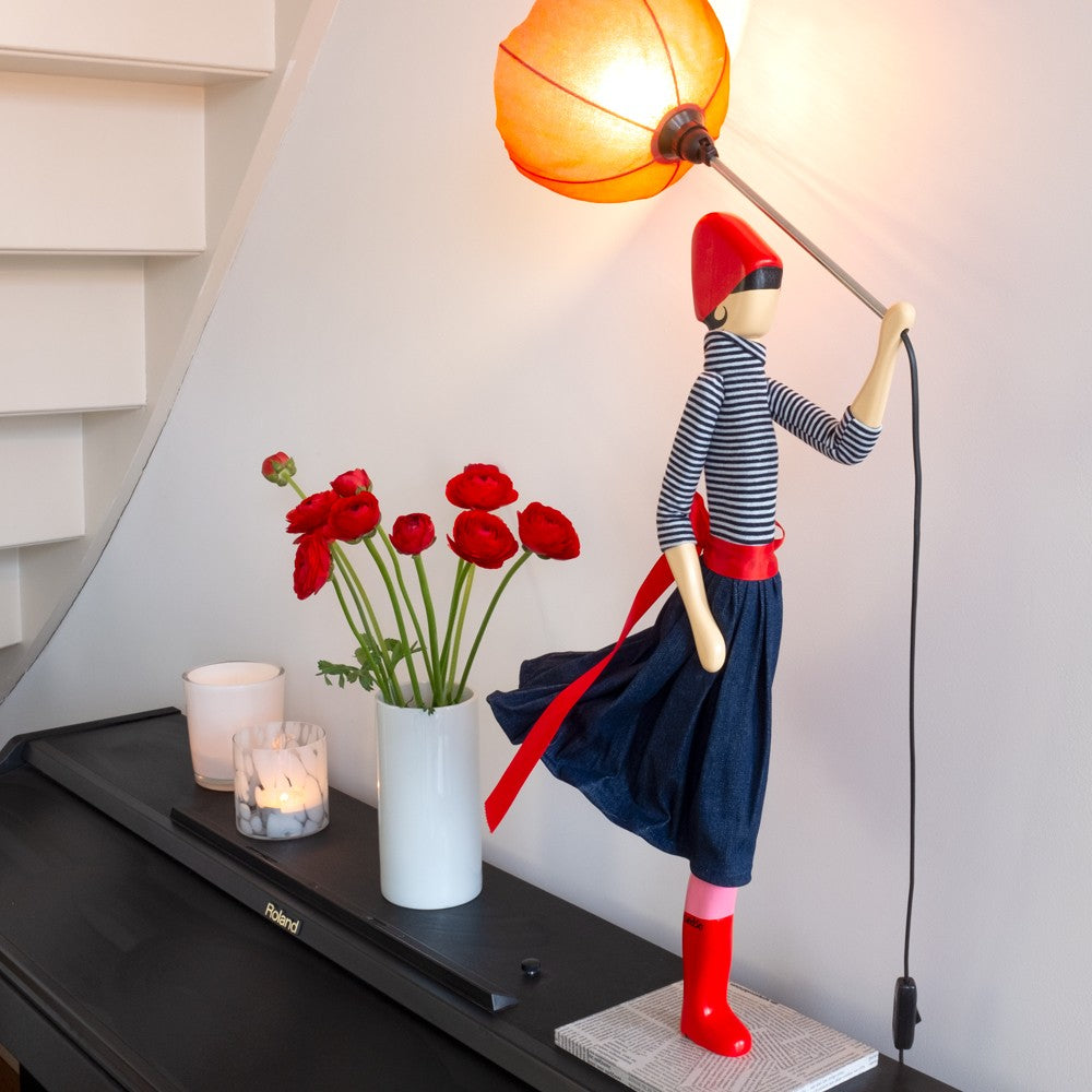 Eine zauberhafte Dame mit Regenschirm und Gummistiefel als dekorative Lampe. – Lenaluxe Nähmanufaktur